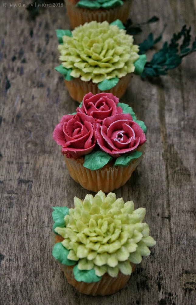 #flower #cupcake #fliwercupcake #stilllife